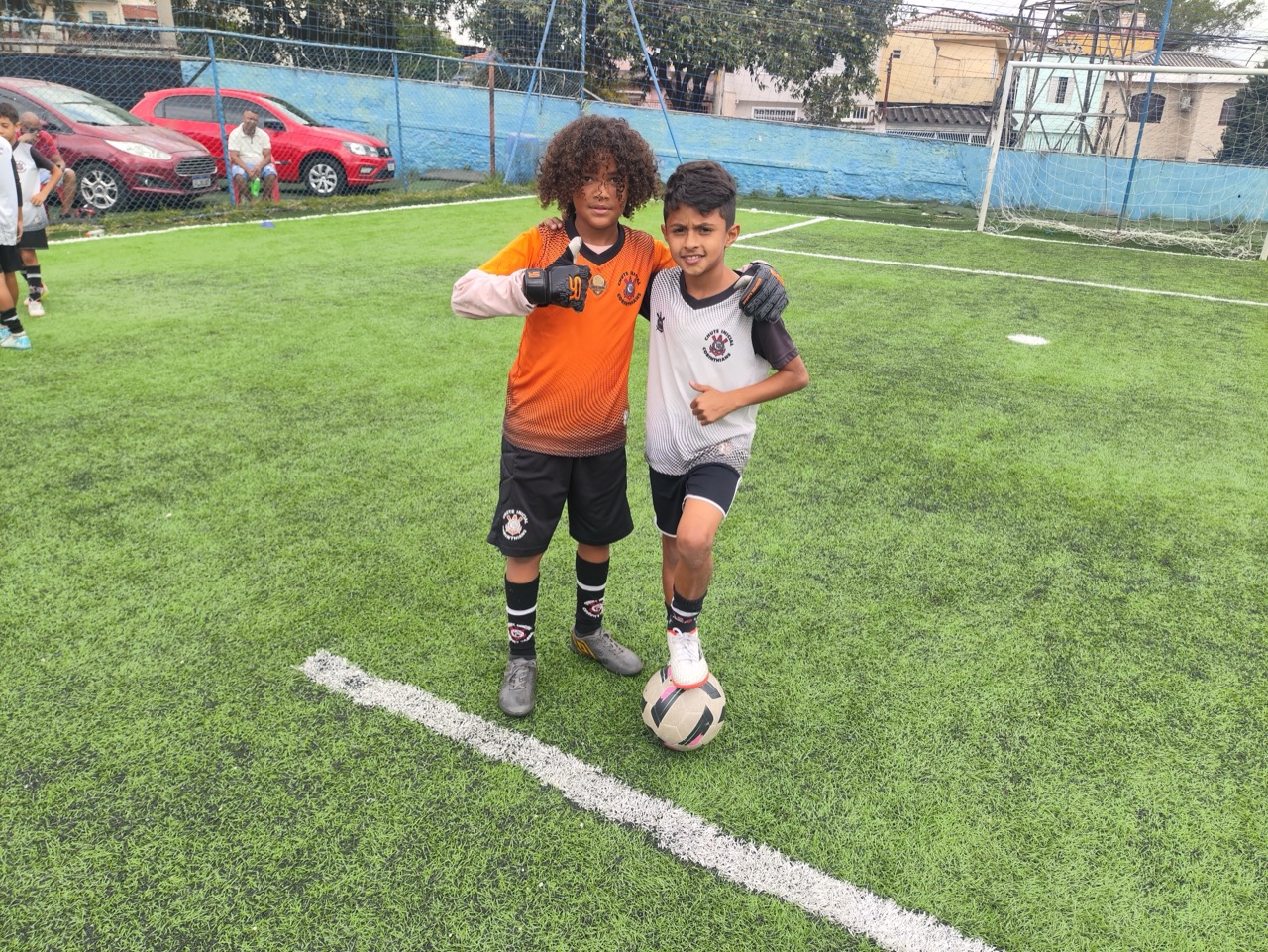 Alunos comemorando juntos no campo