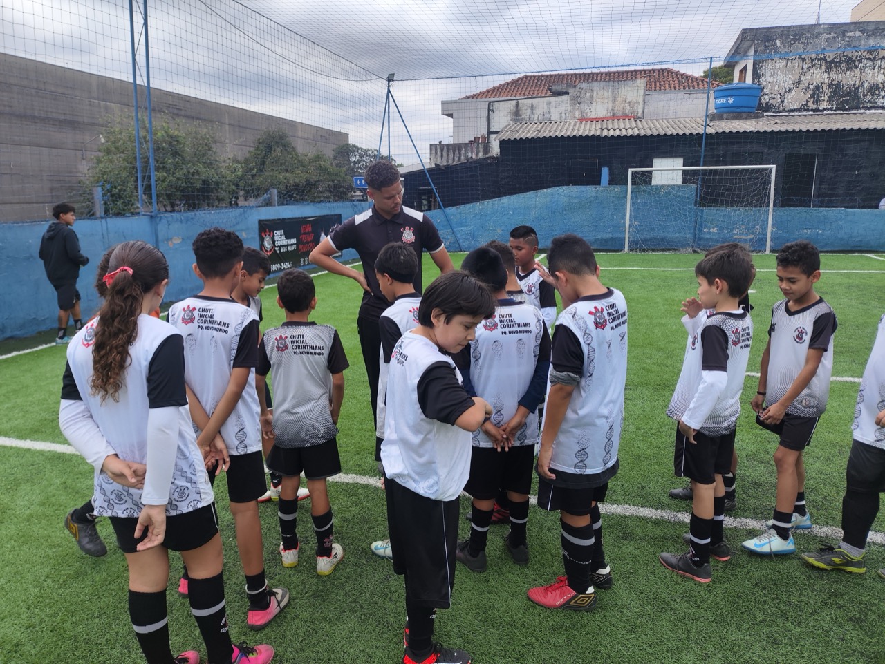 Turma reunida com o professor antes do treino